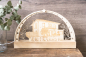 Preview: LED-Schwibbogen aus Holz mit gravierter Illustration eines Einfamilienhauses, Olivenzweig-Ranken, Sternen und Schriftzug „Zuhause", warmweißes Licht